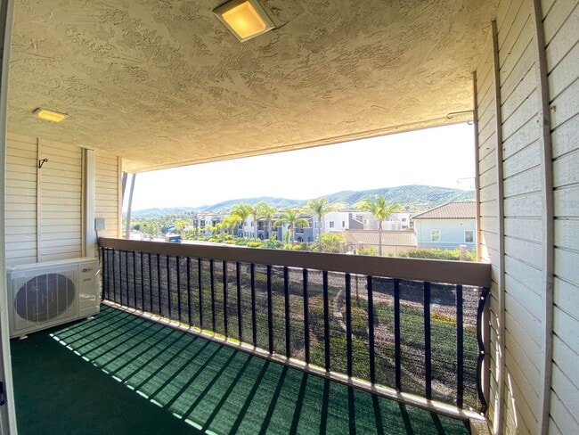 Building Photo - Beautiful corner condo in Lake San Marcos