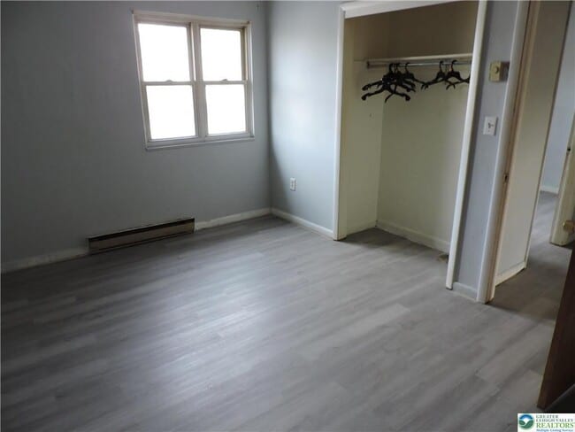 Building Photo - 866 N Van Buren St