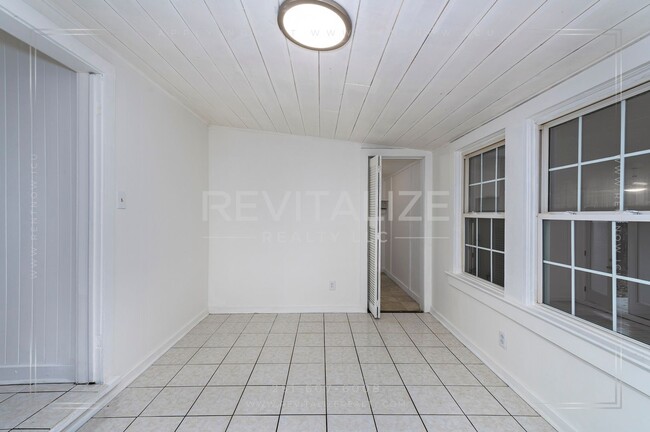 Building Photo - Adorable 3 Bed 2 Bath Cottage with Double ...