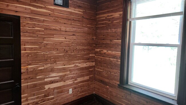 Building Photo - "Spacious 5-Bedroom Gem with 2 Full Baths in St. Louis – Your Ideal Family Home Awaits!"