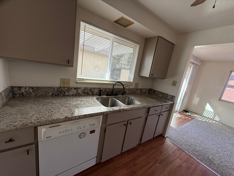 Building Photo - 850 Travis Dr