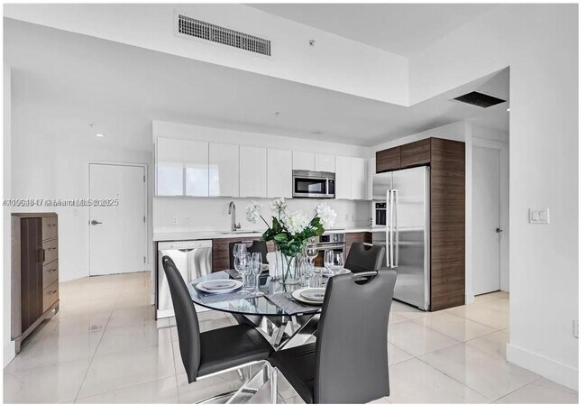 Building Photo - 1010 SW 2nd Ave