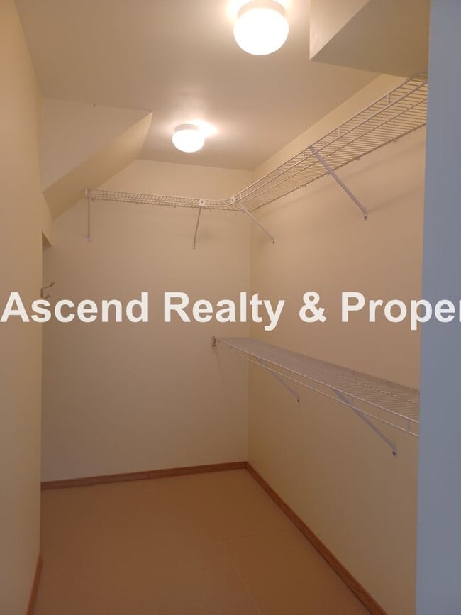 Building Photo - Stunning Views! 2 Level Condo Minutes to Downtown & PSU Incl Water/Sewer/Garbage & Parking