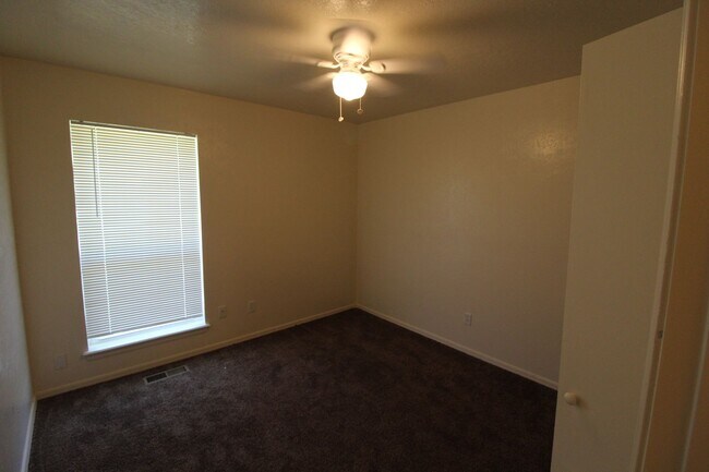 Building Photo - 211-213 Skylark Ct