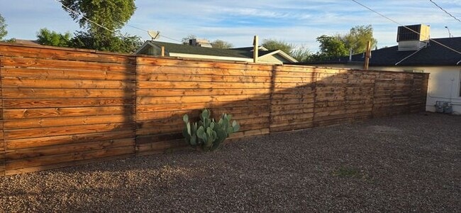 Building Photo - Newly Remodeled 2 Bedroom 1 Bath Condo