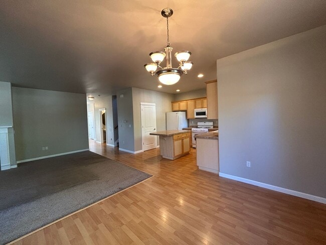 Building Photo - MOVE IN SPECIAL!   4 Bedroom / 2.5 Bathroo...