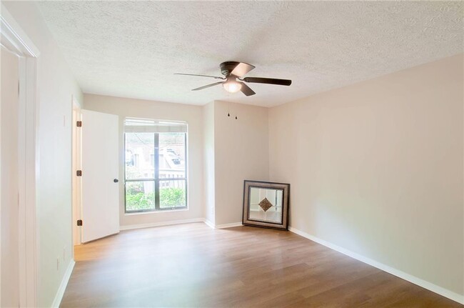 Building Photo - 126 Warm Springs Cir
