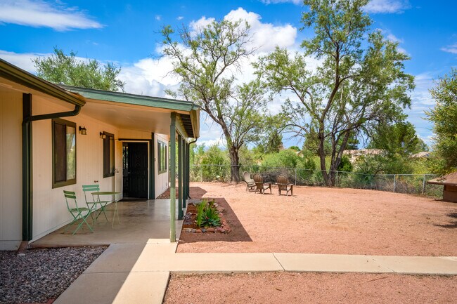 Building Photo - 1430 E Stage Way