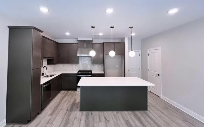 Building Photo - 2422 Lakeshore Ln