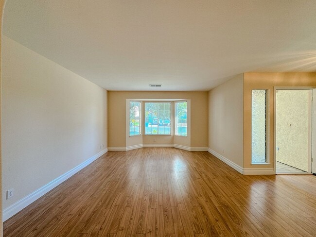 Building Photo - Lovely 3 Bedroom Home!