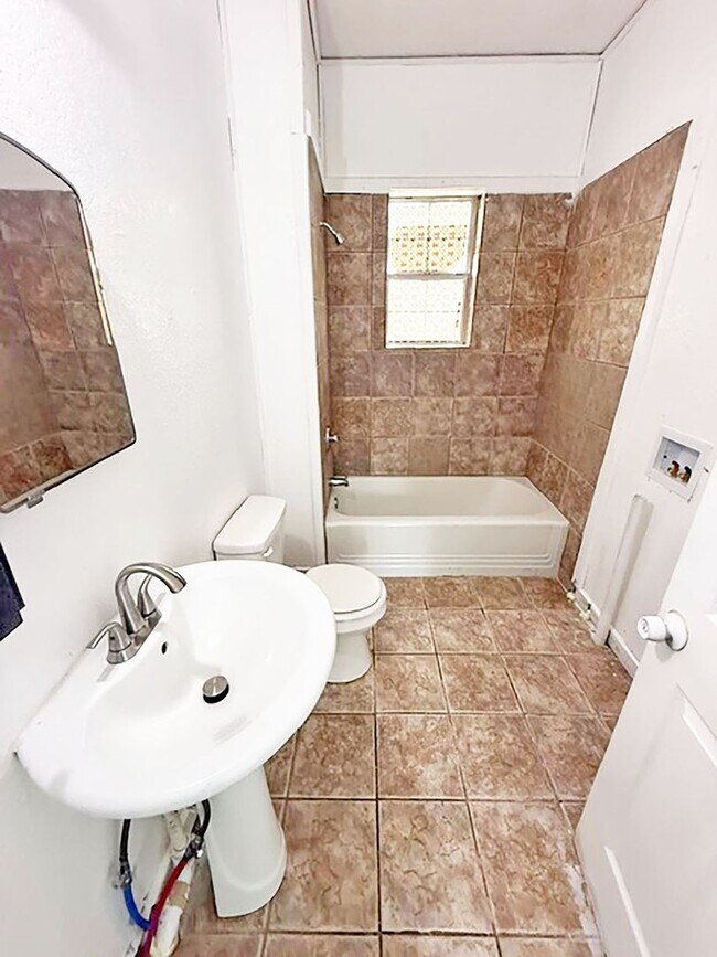 Building Photo - Nice 3 Bdrm 1 Bath Home in Gunter Texas