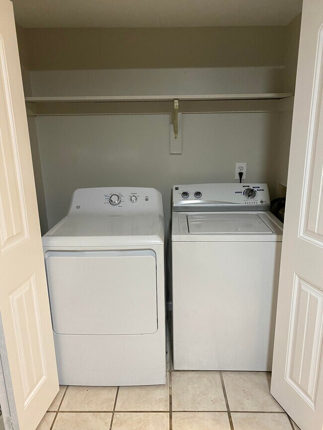 laundry area - 537 Chandler Plz