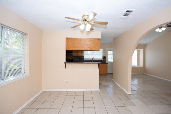 Building Photo - 4843 Beechaven St