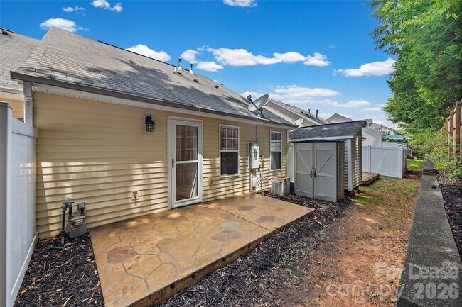 Building Photo - 2052 Shady Pond Dr