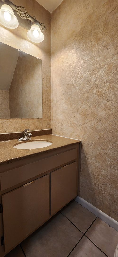 Building Photo - 2 Bed / 2.5 Bath End-Unit Townhome in Mill Run