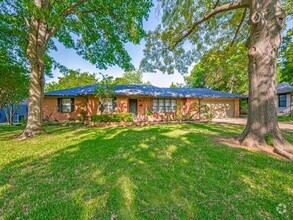 Building Photo - 10715 Royal Springs Dr