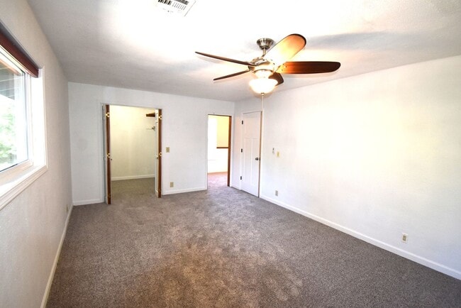 Building Photo - Desirable North Albany home.