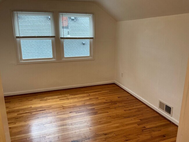 Building Photo - 1178000