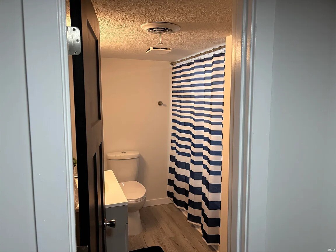 Full private bath (view 1) - 1002 S 36th St
