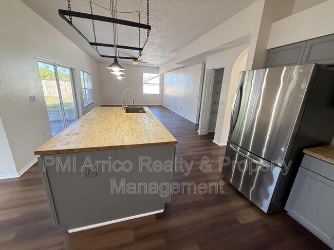 Building Photo - 12653 Longcrest Dr
