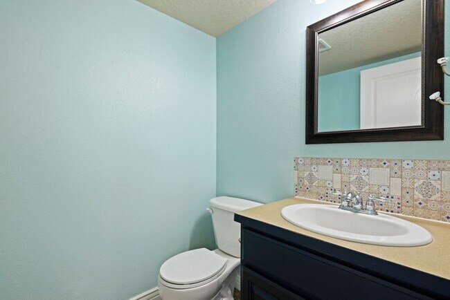 Building Photo - 4bed, 2.5bath, 2,085sq.ft. home in Creeksi...