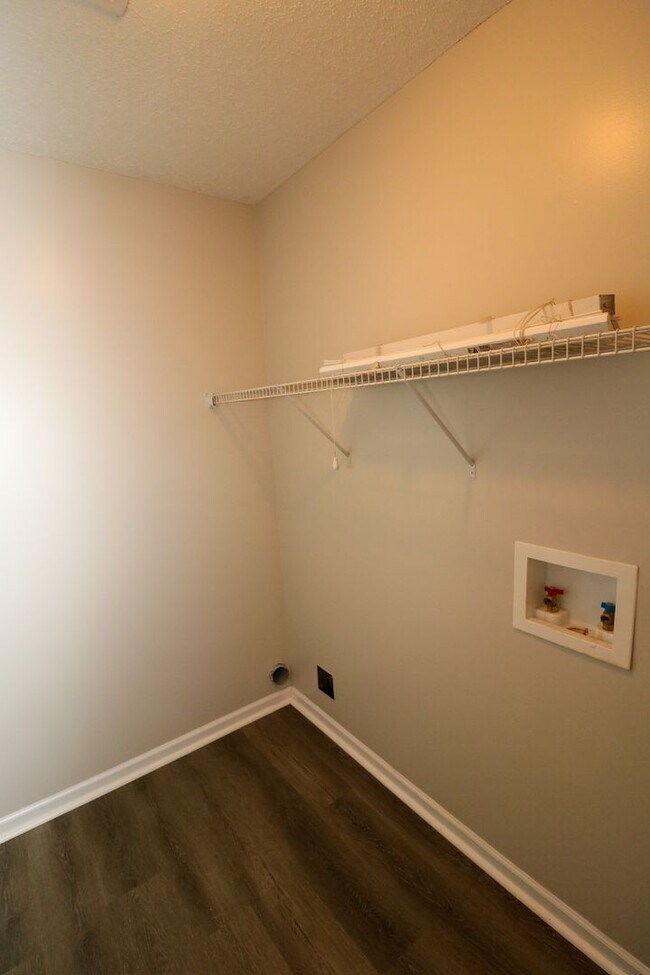 Building Photo - Lincoln Tri-Plex Upstairs Unit