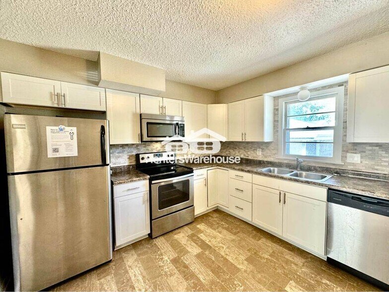 Building Photo - 2731 Bennett Ave