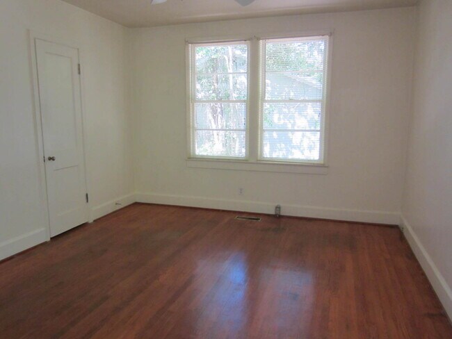 Building Photo - Large 3BD/2B with 2 living rooms!  Walk to VSU!!