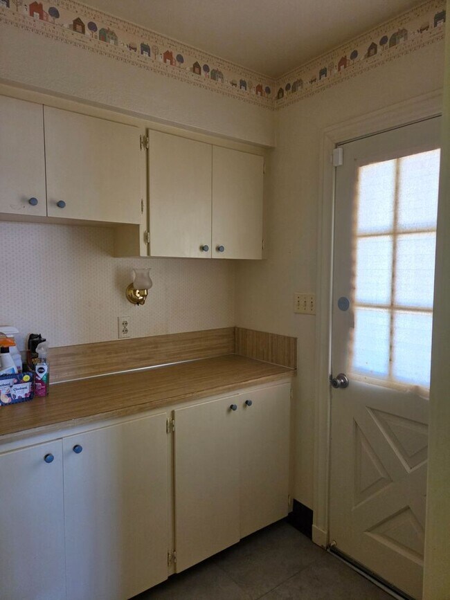 Building Photo - Large Three Bedroom Home
