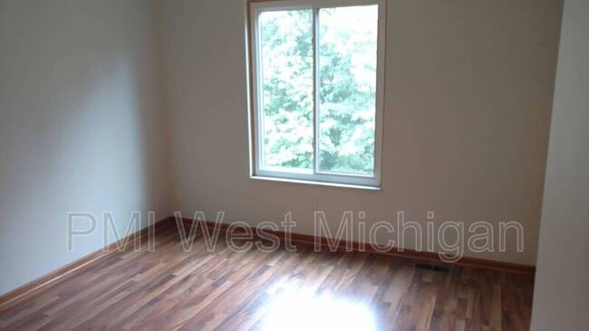 Building Photo - 6433 Wainscot Dr SE