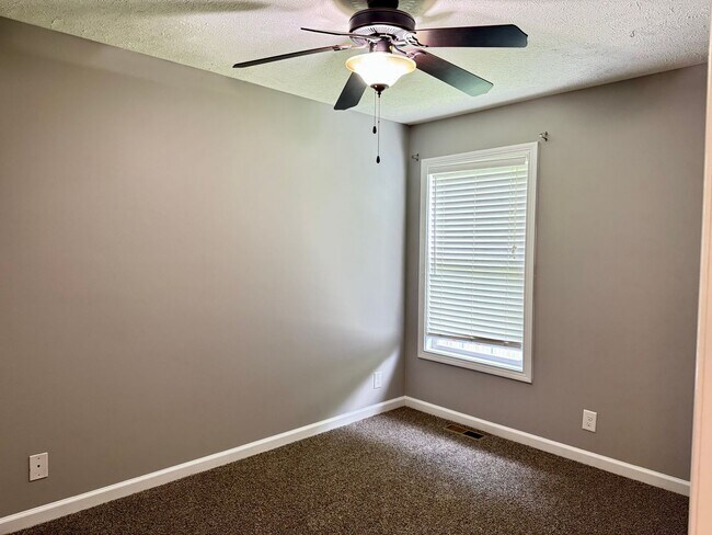 Building Photo - Cute 3 Bedroom Ranch in Fox Crossing! Conv...