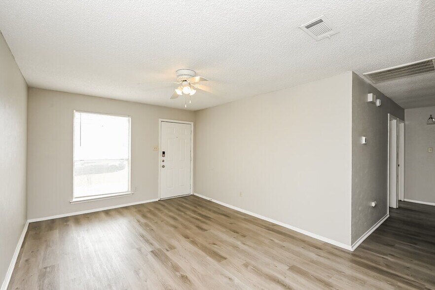 Building Photo - 716 Admiralty Way