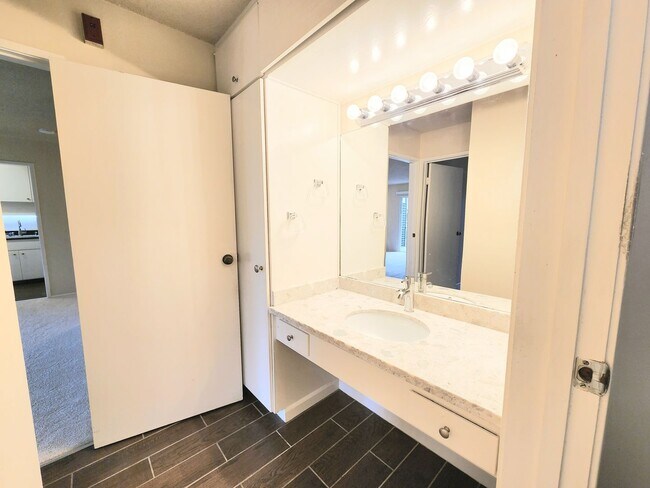 Building Photo - Top floor Woodlake condo, corner location