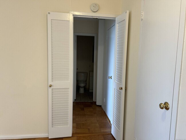 Building Photo - 44 Strawberry Hill Ave