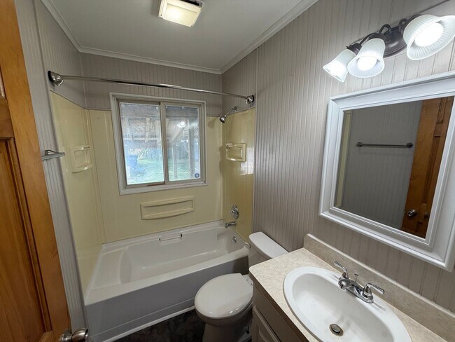 Building Photo - Two Bedroom Ranch for Rent