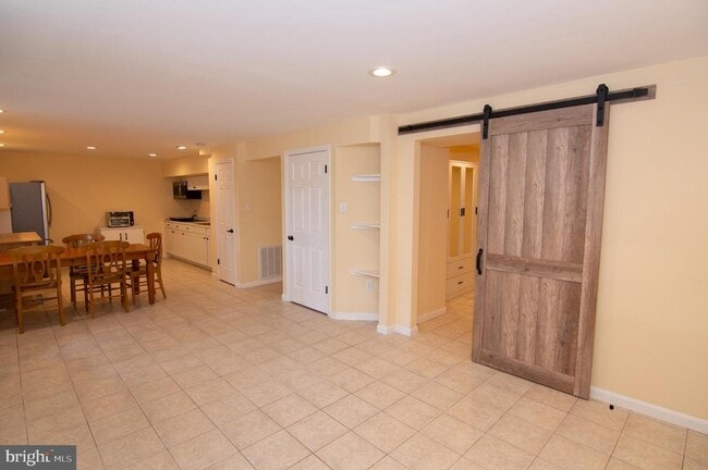 Building Photo - 404 Talahi Rd SE