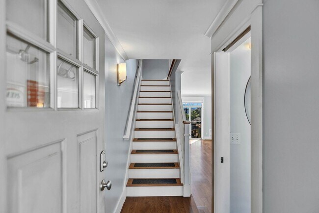 Building Photo - Spacious 3 Bed 2.5 Bath Townhome with Views and Two Parking Spaces – First Hill/Capitol Hill