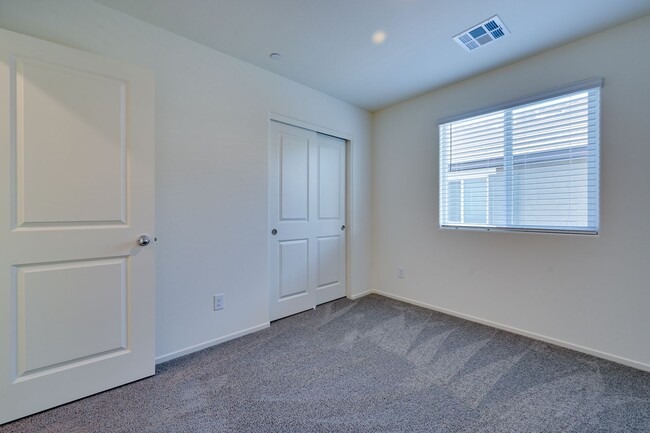 Building Photo - NW 3 Bedroom Townhouse!! Gated Community P...