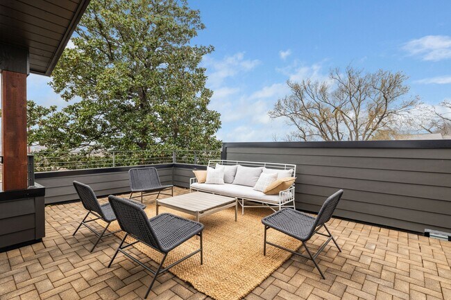 Building Photo - 601 S 9th St