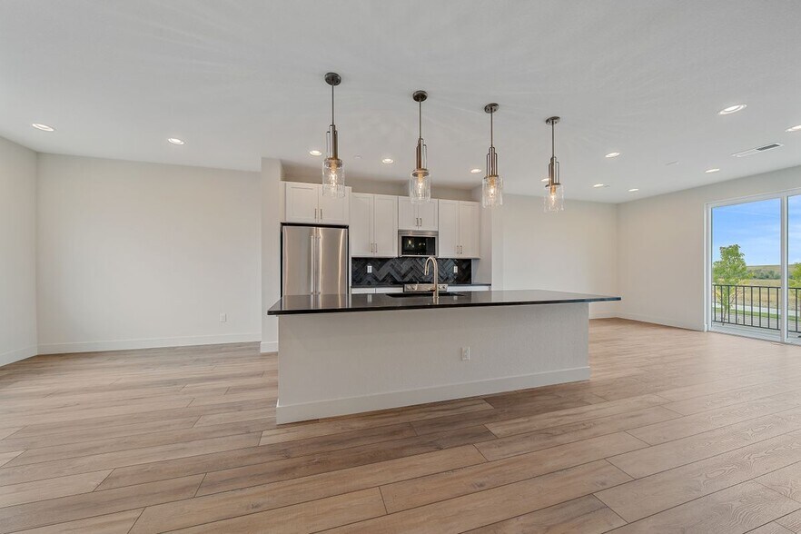 Building Photo - 10860 Lyric St