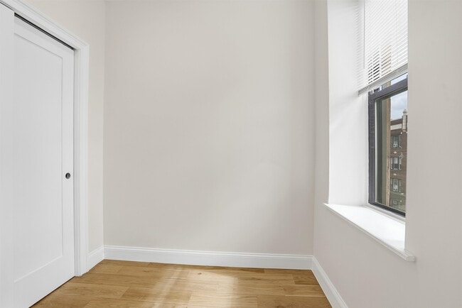 Building Photo - 233 1/2 Summit Ave