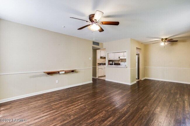 Building Photo - 211 Versailles Blvd