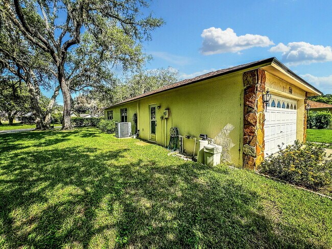 Building Photo - "55 & OLDER COMMUNITY! Charming 2-Bedroom Oasis with 2 Full Baths and 1,747 Sq Ft in New Port Ric...