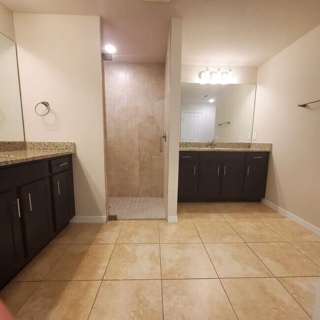 Building Photo - Spacious 4 Bedroom 2.5 Bath 2 Car Garage Home