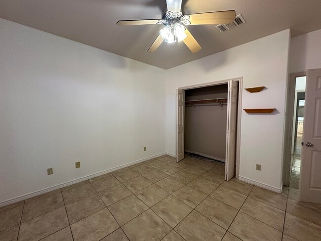 Building Photo - 302 Echo Valley Dr