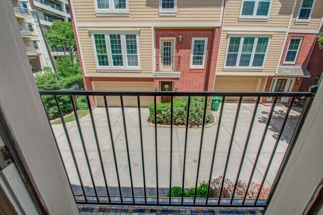 Building Photo - Stunning Three-Bedroom Townhouse Located i...