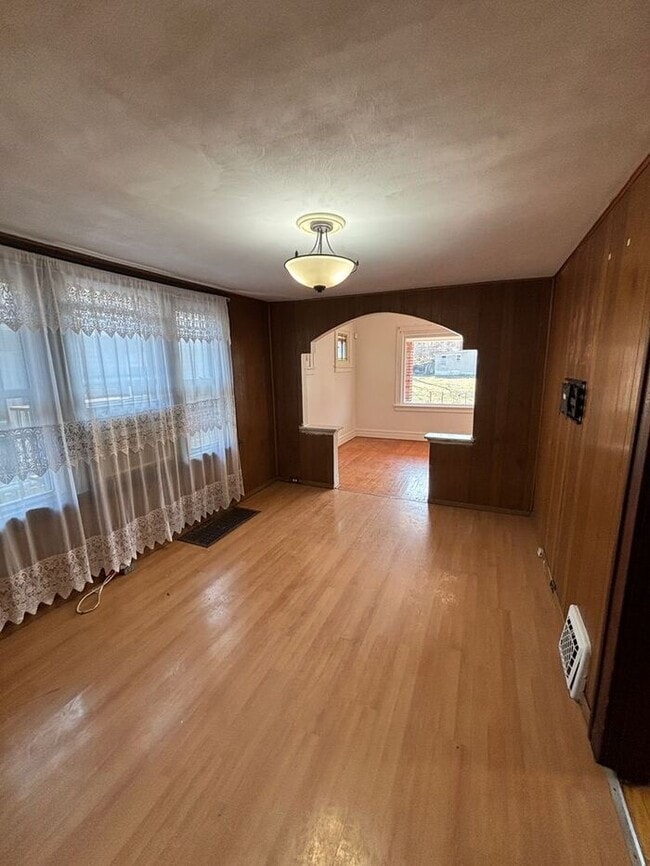 Building Photo - Charming 2-Bedroom Home with Fenced Yard i...