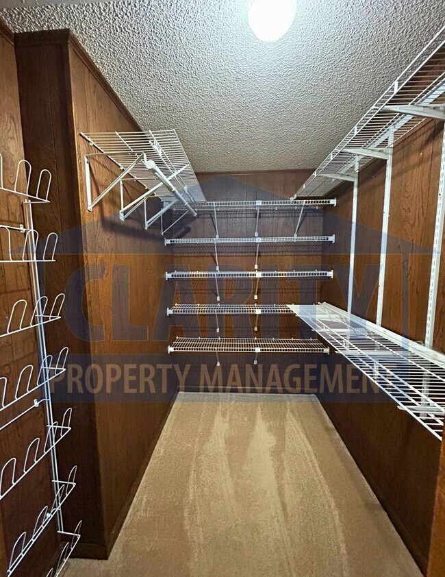 Building Photo - Charming two story home with garage and large yard!