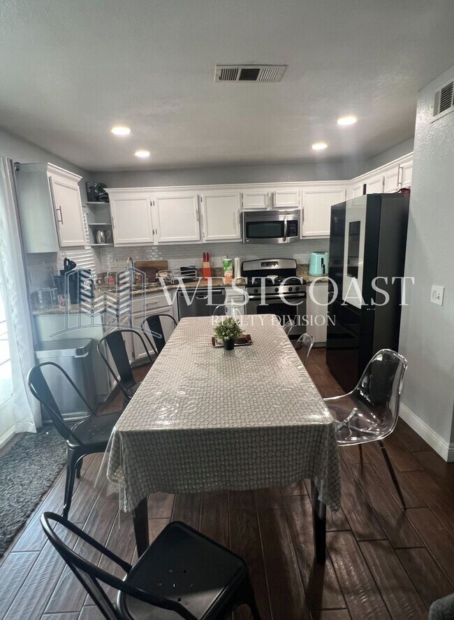 Building Photo - Charming 3-Bedroom Home with Spacious Back...