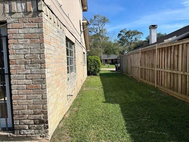 Building Photo - 8715 Valley Ledge Dr